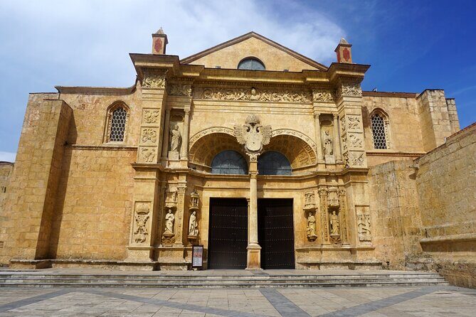 Guided Santo Domingo city tour, showcasing historic landmarks, vibrant streets, and colonial architecture, including key attractions like the Zona Colonial, Cathedral of Santa María la Menor, and local markets, offering an immersive exploration of the capital's rich cultural heritage.