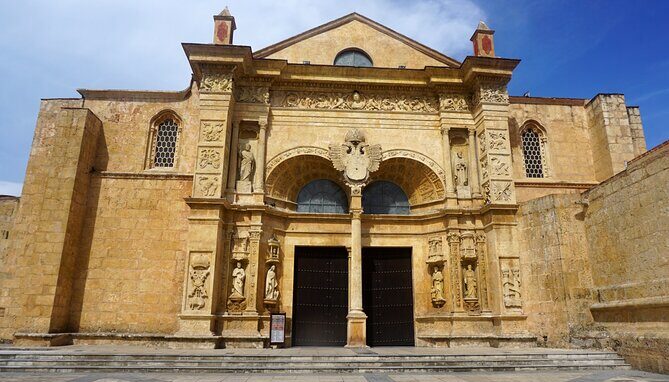 Guided Santo Domingo city tour, showcasing historic landmarks, vibrant streets, and colonial architecture, including key attractions like the Zona Colonial, Cathedral of Santa María la Menor, and local markets, offering an immersive exploration of the capital's rich cultural heritage.