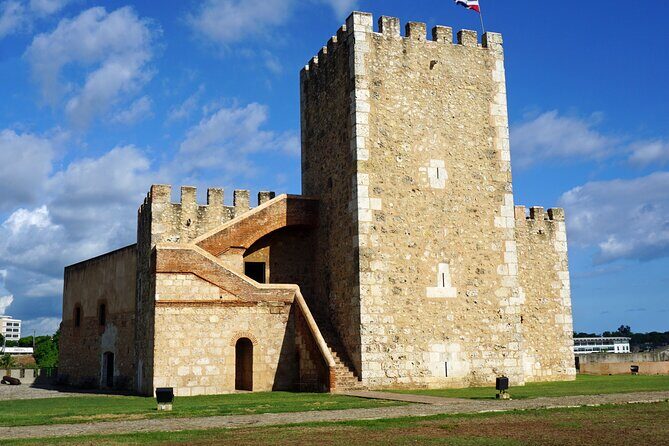 Guided Santo Domingo city tour, showcasing historic landmarks, vibrant streets, and colonial architecture, including key attractions like the Zona Colonial, Cathedral of Santa María la Menor, and local markets, offering an immersive exploration of the capital's rich cultural heritage.