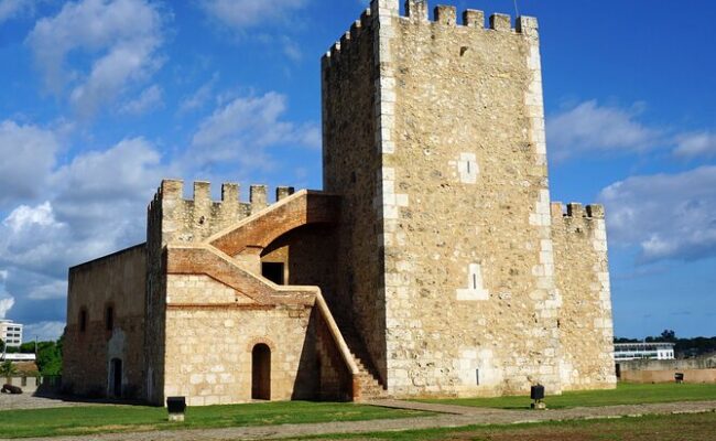 52 Guided Santo Domingo city tour, showcasing historic landmarks, vibrant streets, and colonial architecture, including key attractions like the Zona Colonial, Cathedral of Santa María la Menor, and local markets, offering an immersive exploration of the capital's rich cultural heritage.