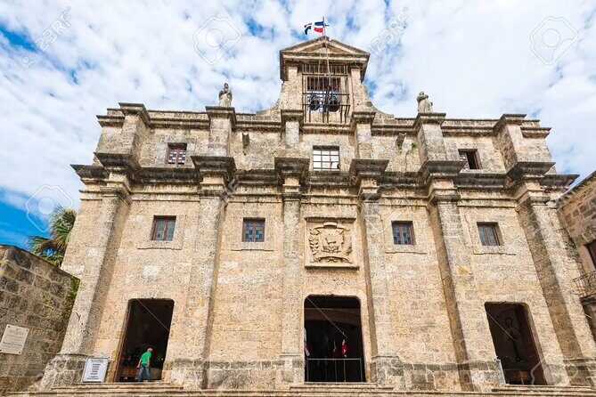 Guided Santo Domingo city tour, showcasing historic landmarks, vibrant streets, and colonial architecture, including key attractions like the Zona Colonial, Cathedral of Santa María la Menor, and local markets, offering an immersive exploration of the capital's rich cultural heritage.